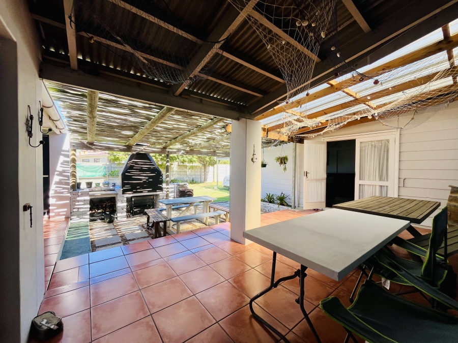 4 Bedroom Property for Sale in Sandbaai Western Cape